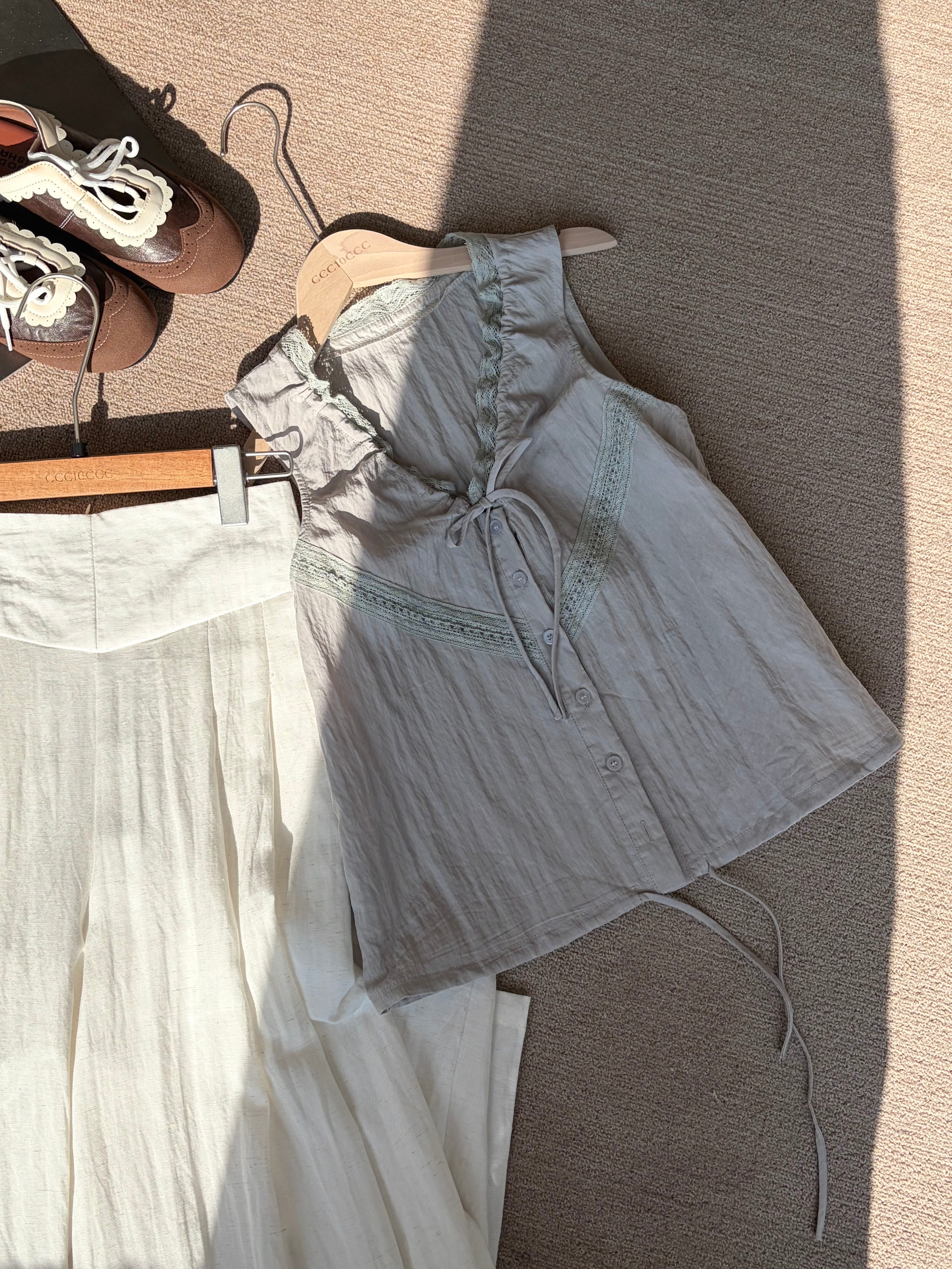 LACE TRIM SLEEVELESS TOP
