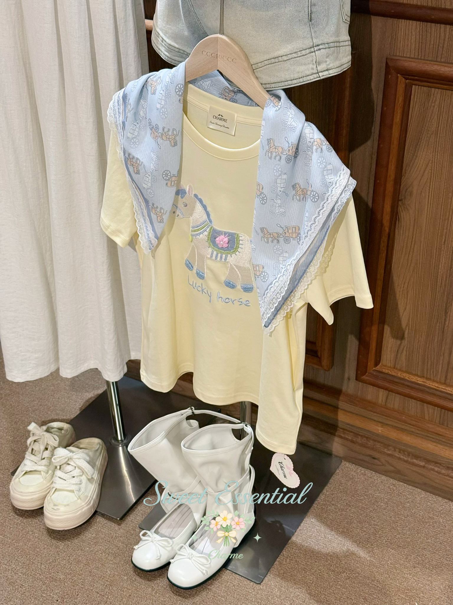 Lucky Horse T-shirt (Free scarf)