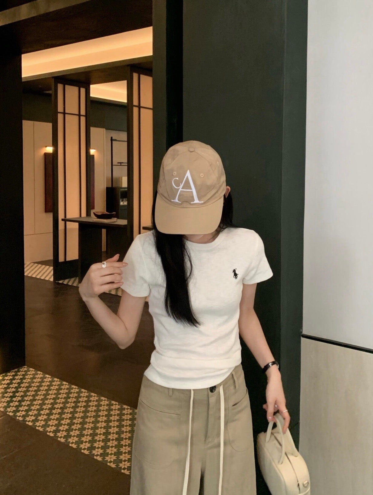 W8867 小马圆领正肩T