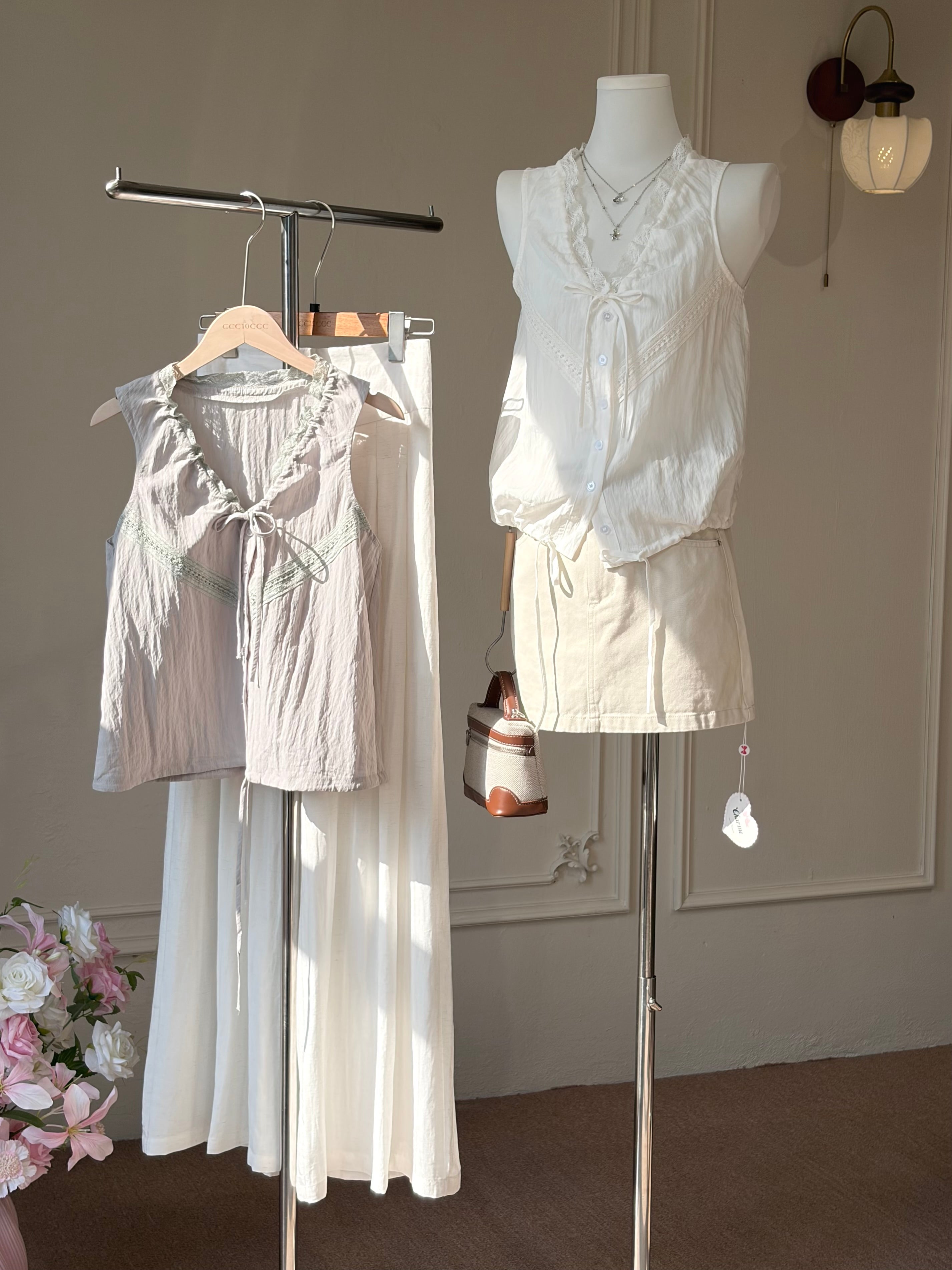 LACE TRIM SLEEVELESS TOP