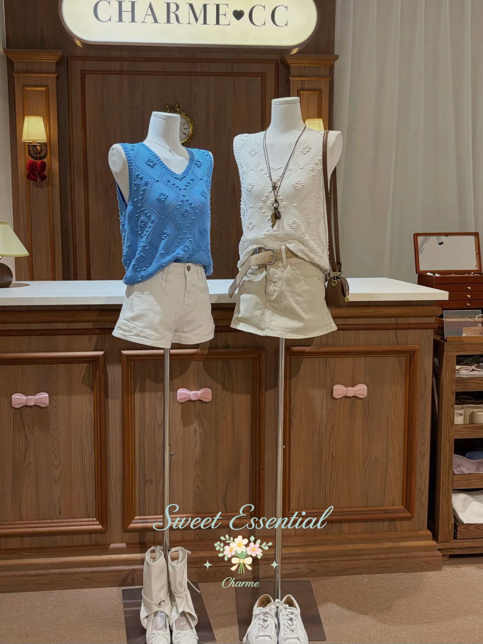Mannequins wearing a blue top and beige shorts with a 'Charme CC' sign in the background.