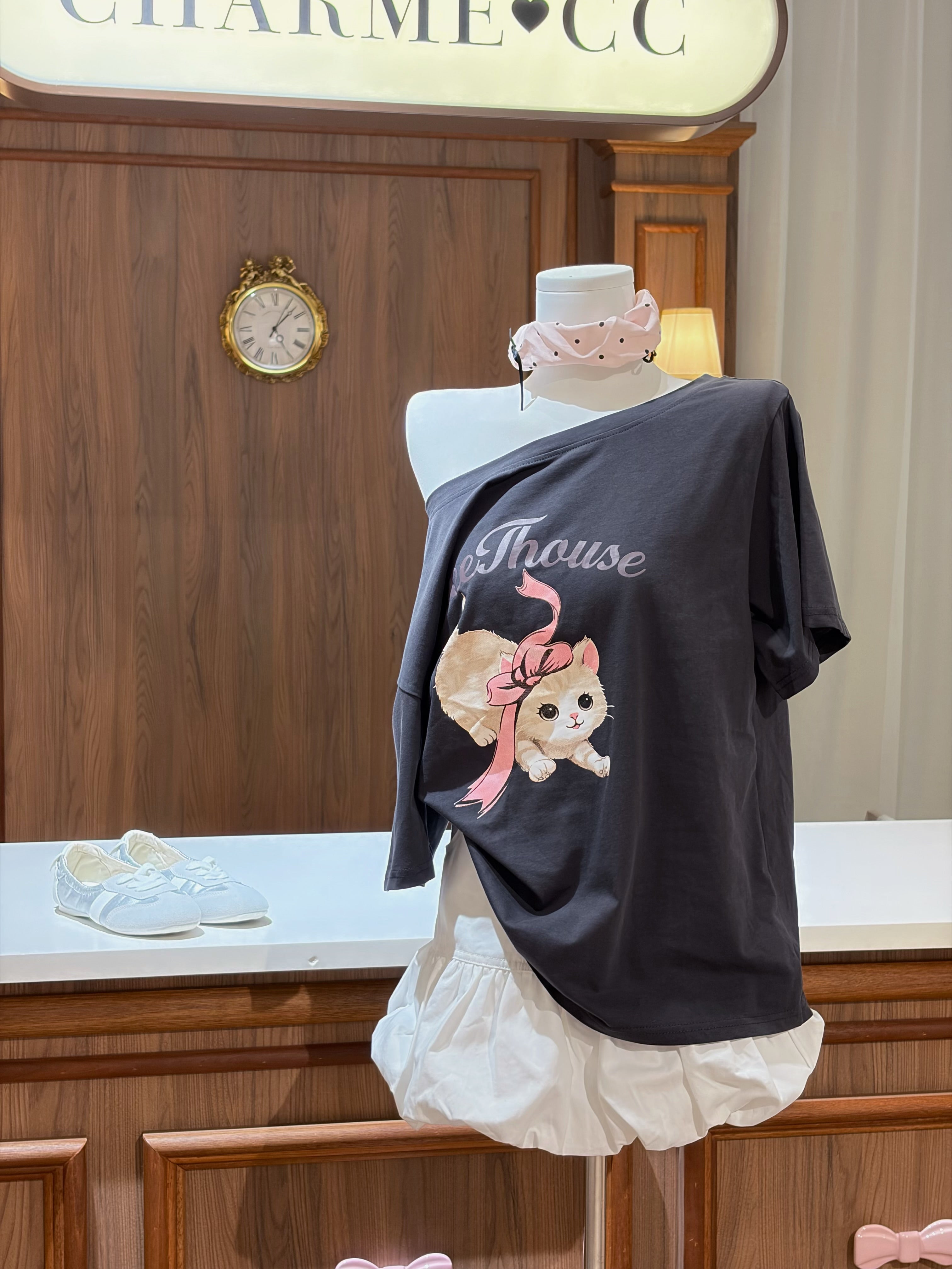 Cute cat illustration tee with pink bow design