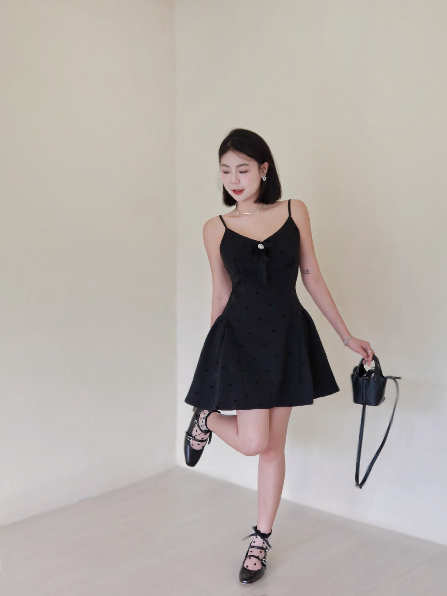 𝘾𝙃𝘼𝙍𝙈𝙀 Muse Black Dress 小黑裙🖤