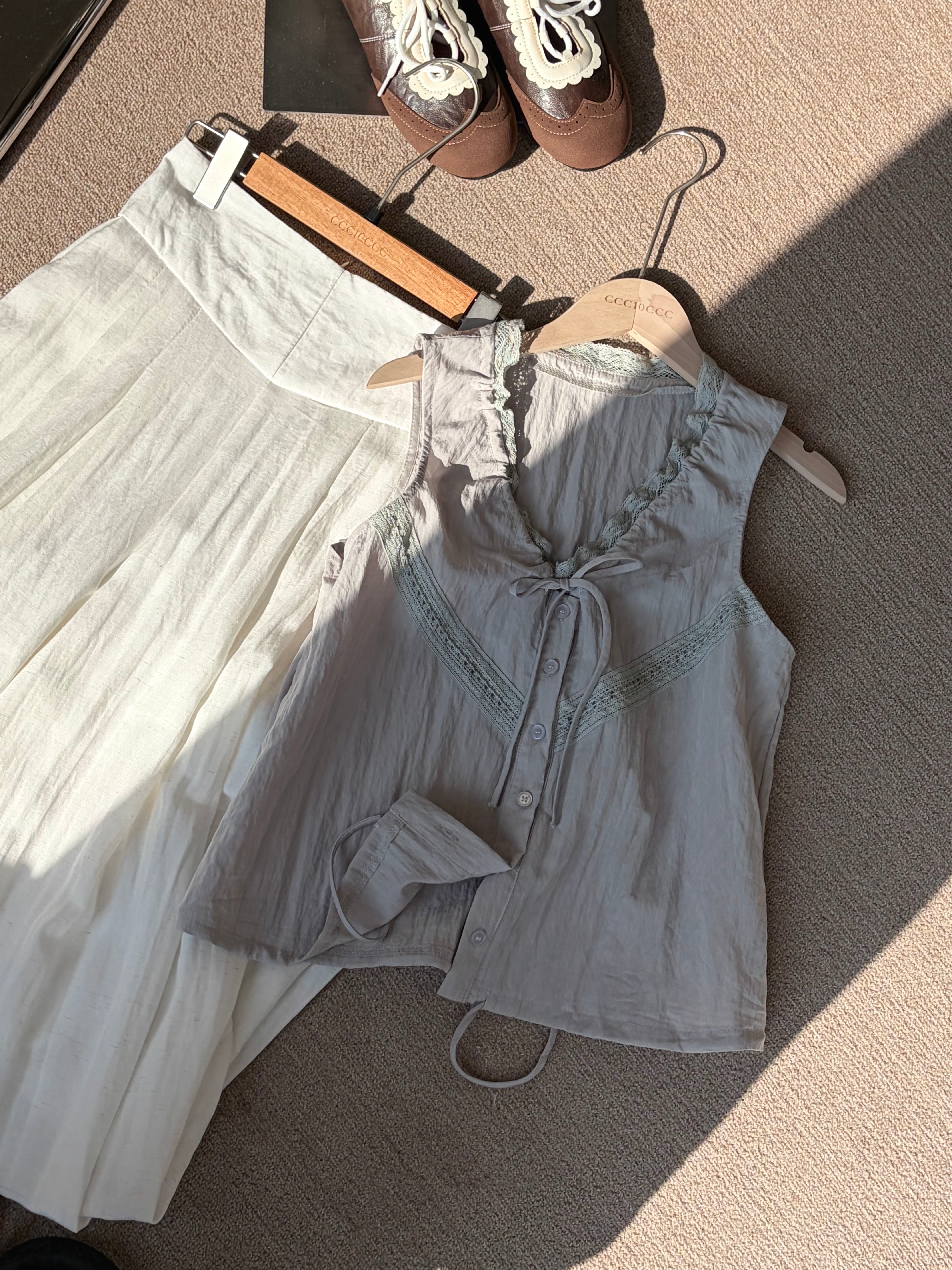 LACE TRIM SLEEVELESS TOP
