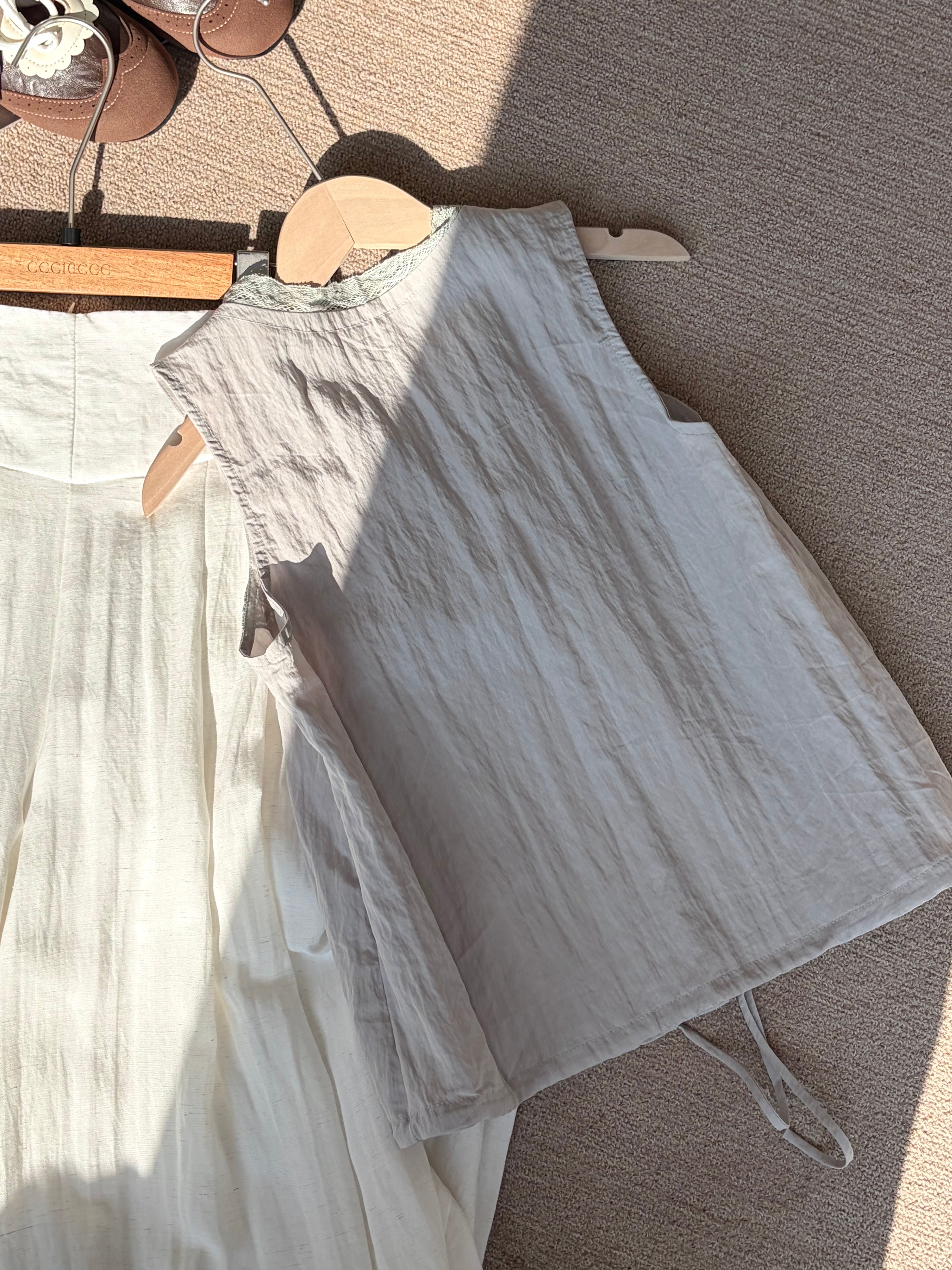 LACE TRIM SLEEVELESS TOP