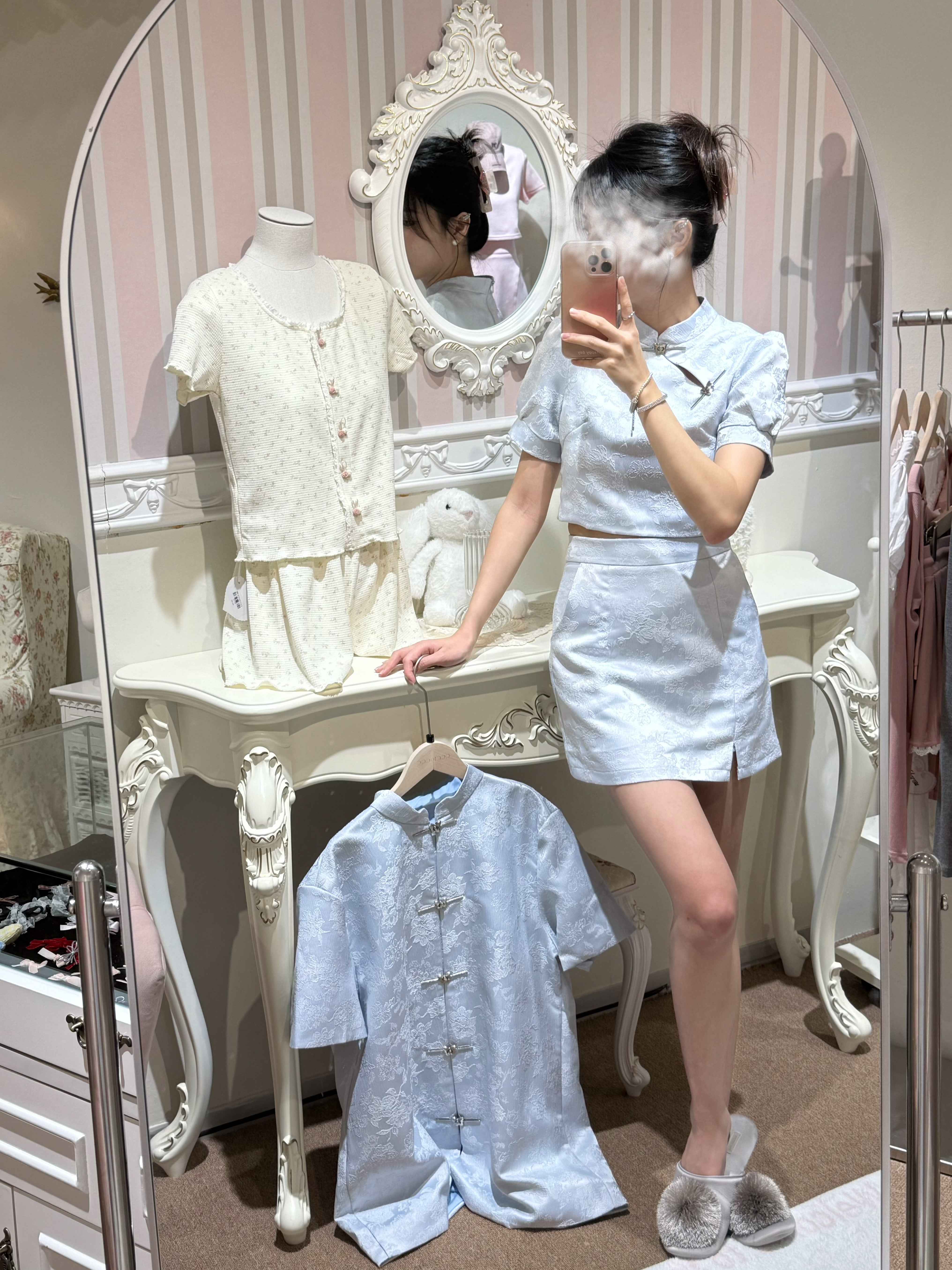 Ying 盈千 · 唐装 (Blue)