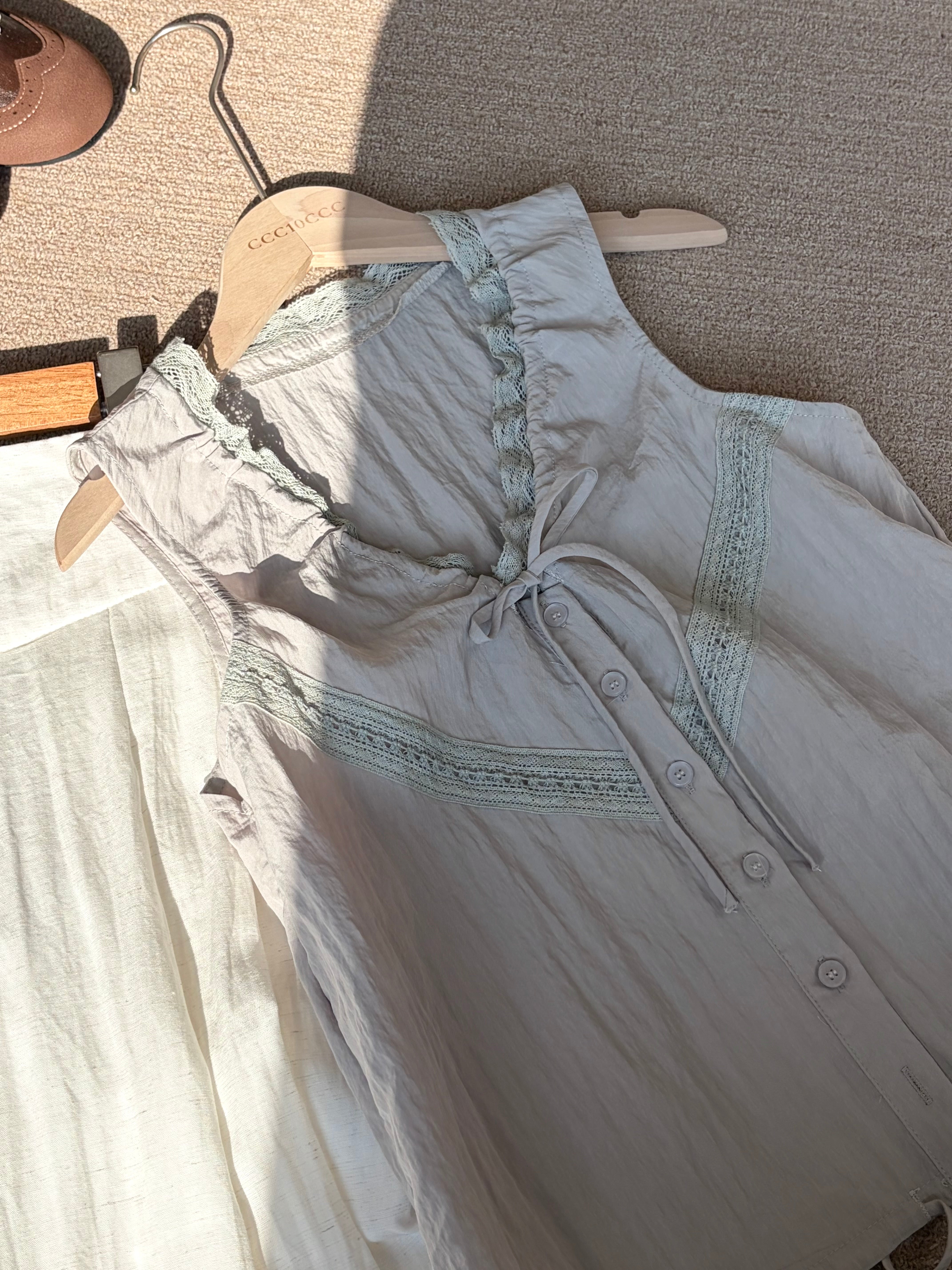 LACE TRIM SLEEVELESS TOP