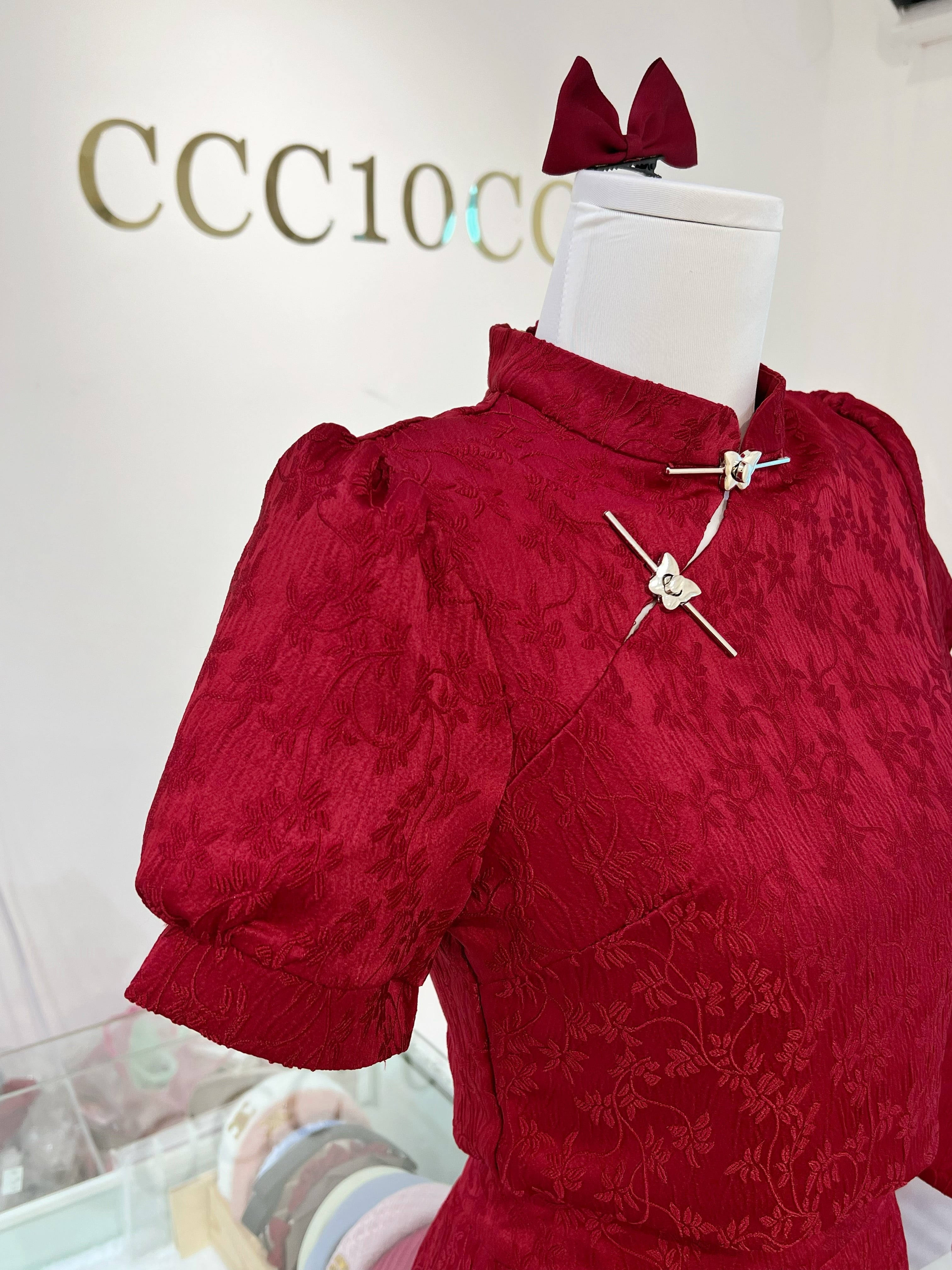 Ying 盈千 · 旗袍 (Maroon)