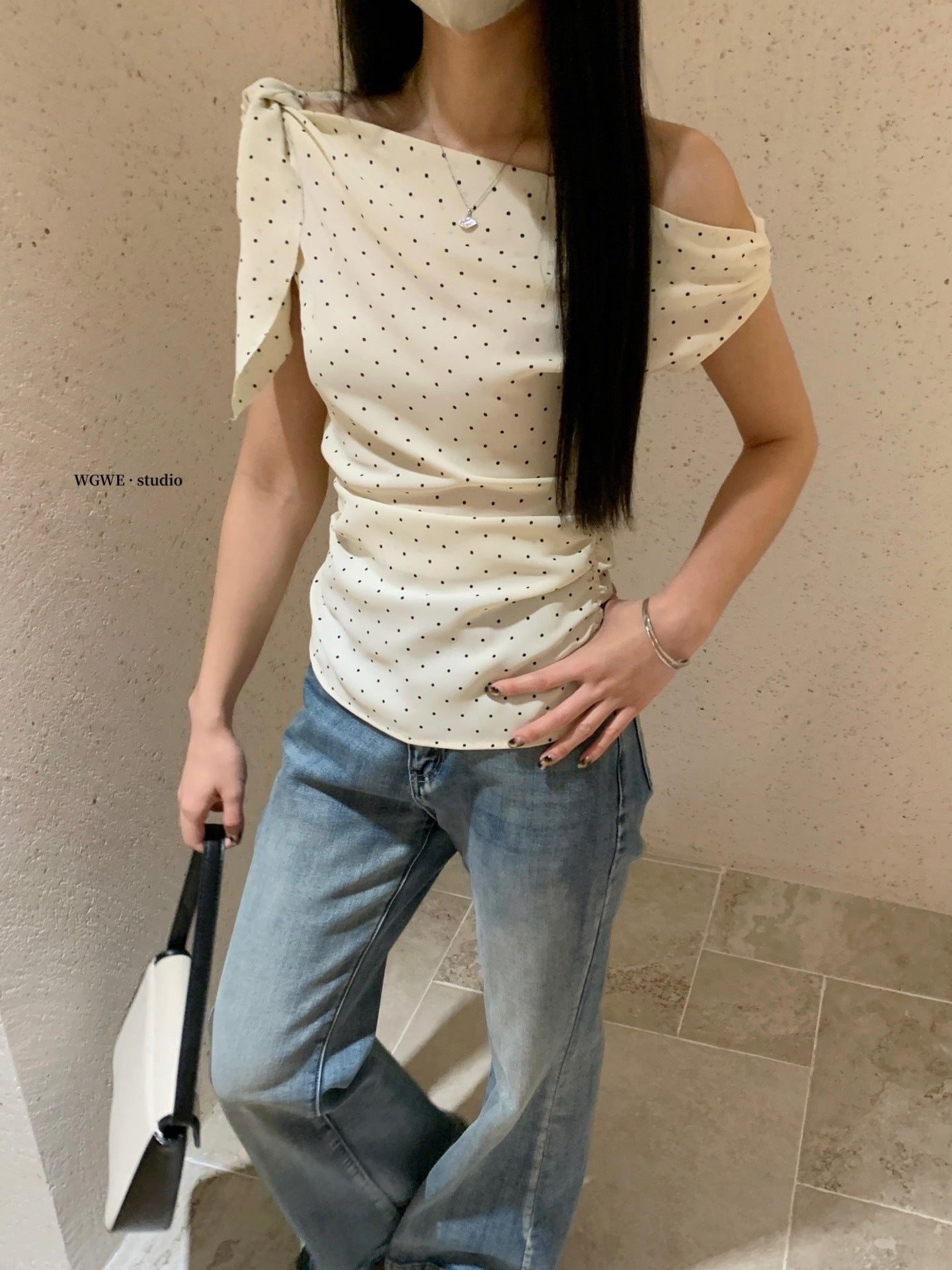 W8933 波点斜肩设计上衣