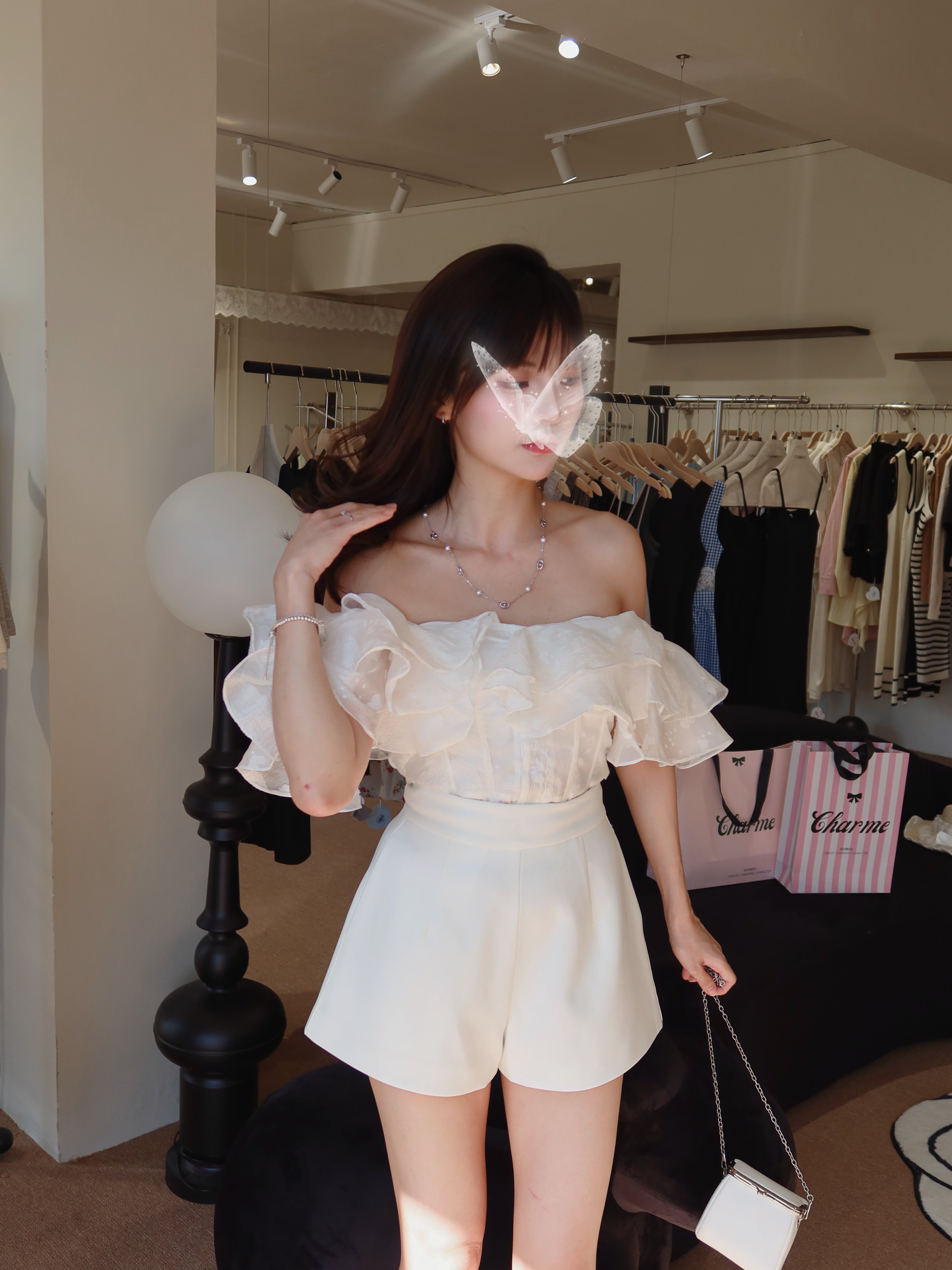 𝘾𝙃𝘼𝙍𝙈𝙀 Waisty Babe Shorts 小蛮腰短裤 (White)