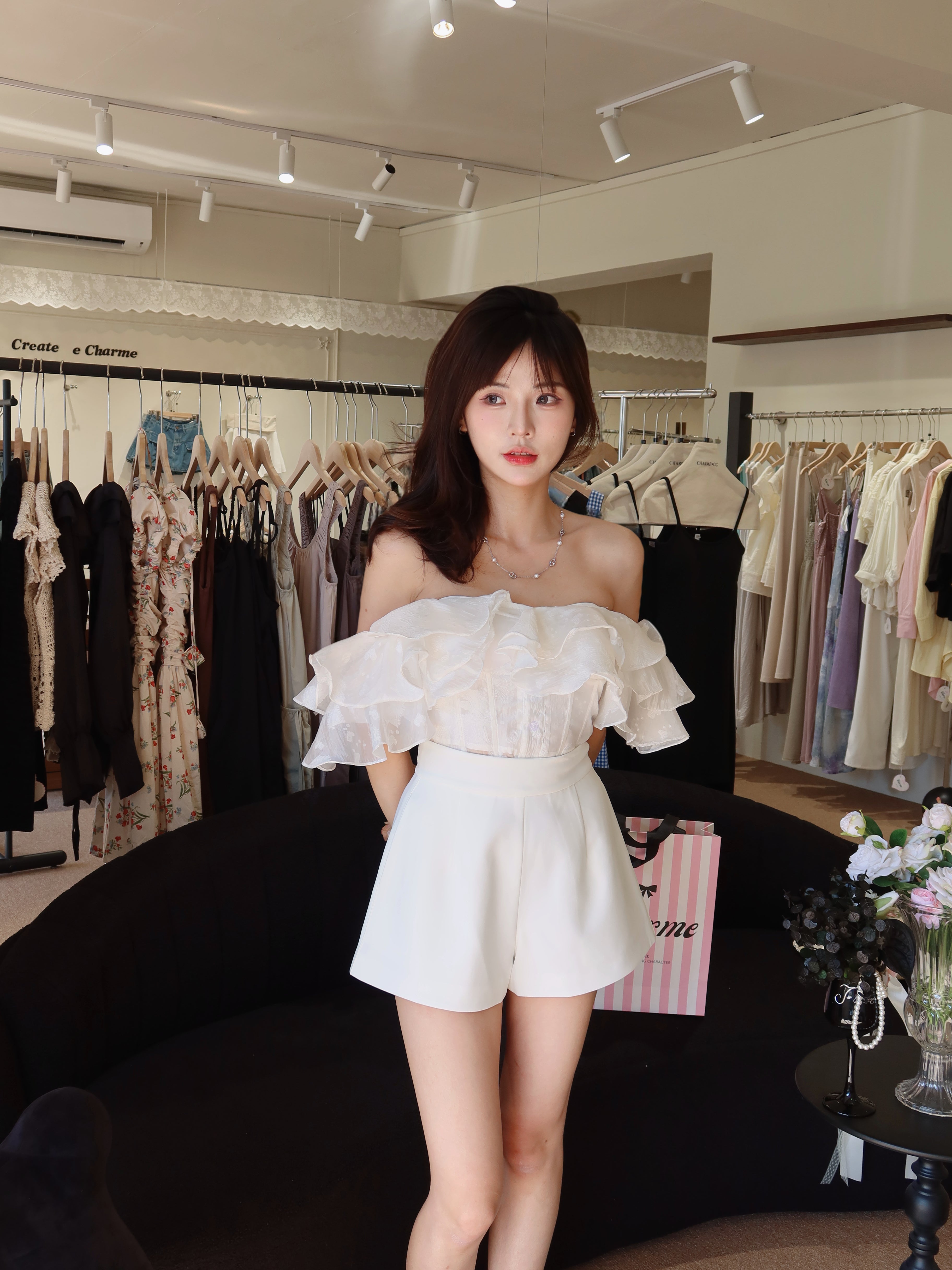 𝘾𝙃𝘼𝙍𝙈𝙀 Waisty Babe Shorts 小蛮腰短裤 (White)