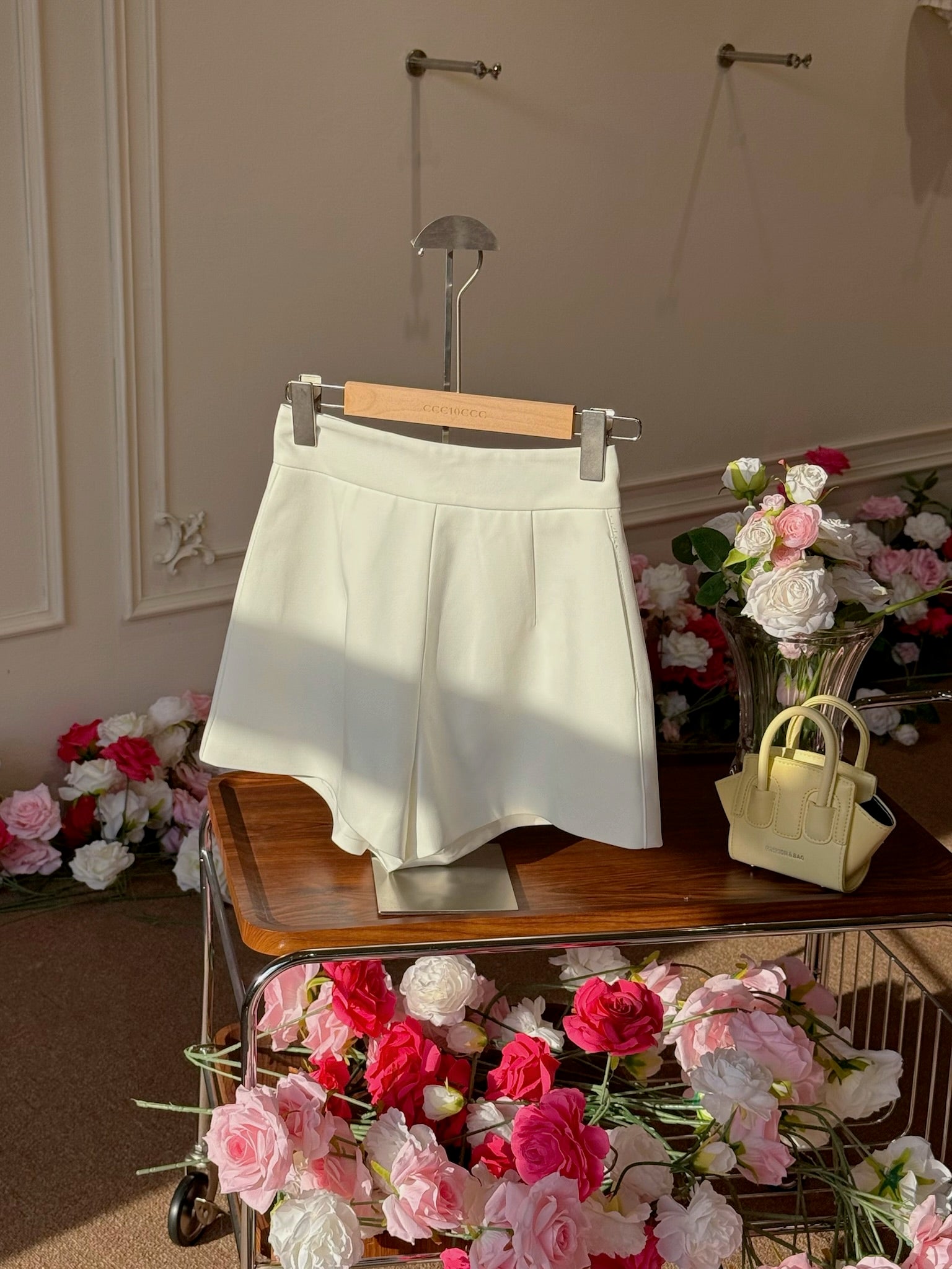 𝘾𝙃𝘼𝙍𝙈𝙀 Waisty Babe Shorts 小蛮腰短裤 (White)