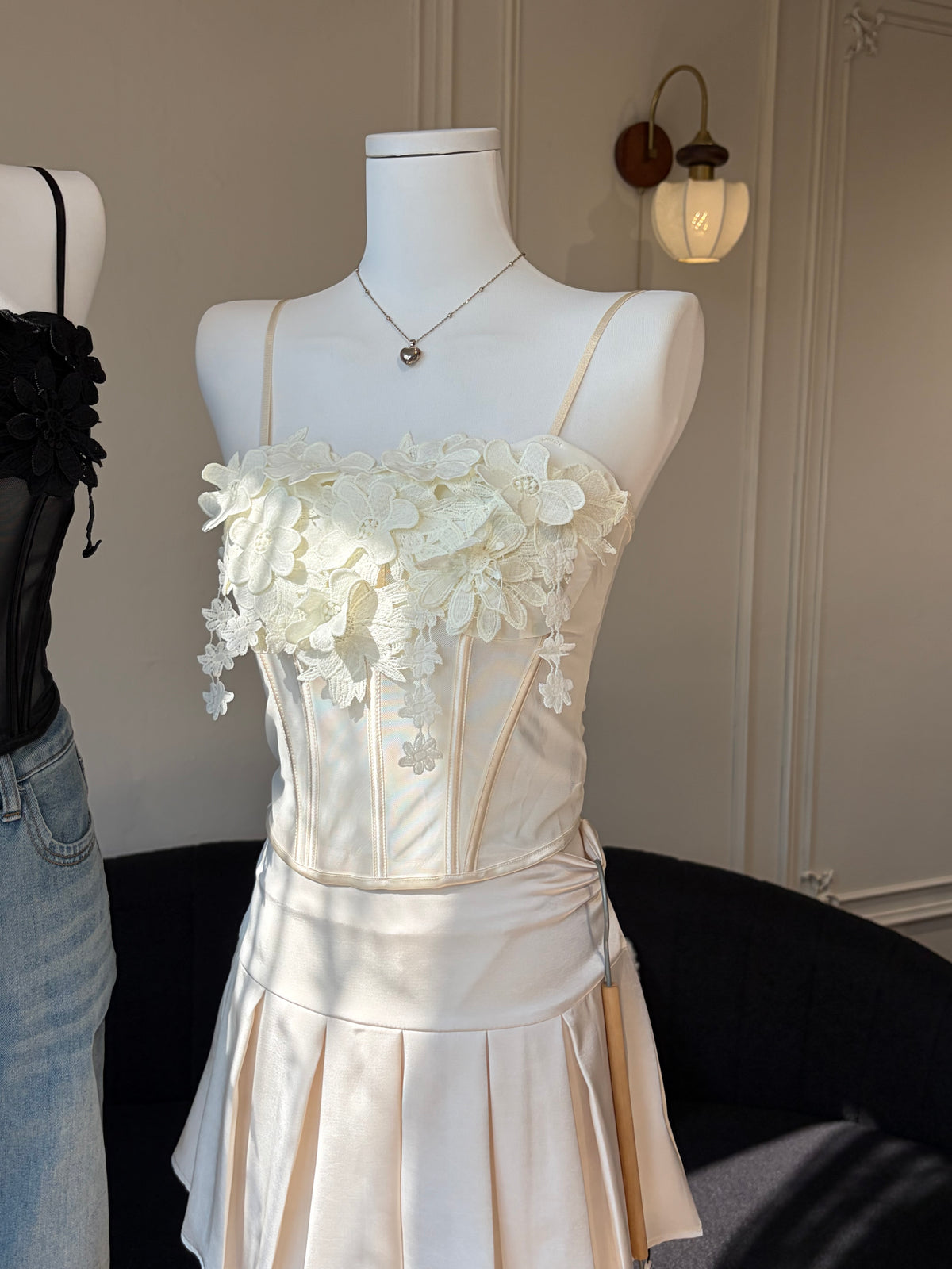 Charme.cc Women's Cream Floral Corset Top with Built-In Bra Pads and 3D Flower Appliqué