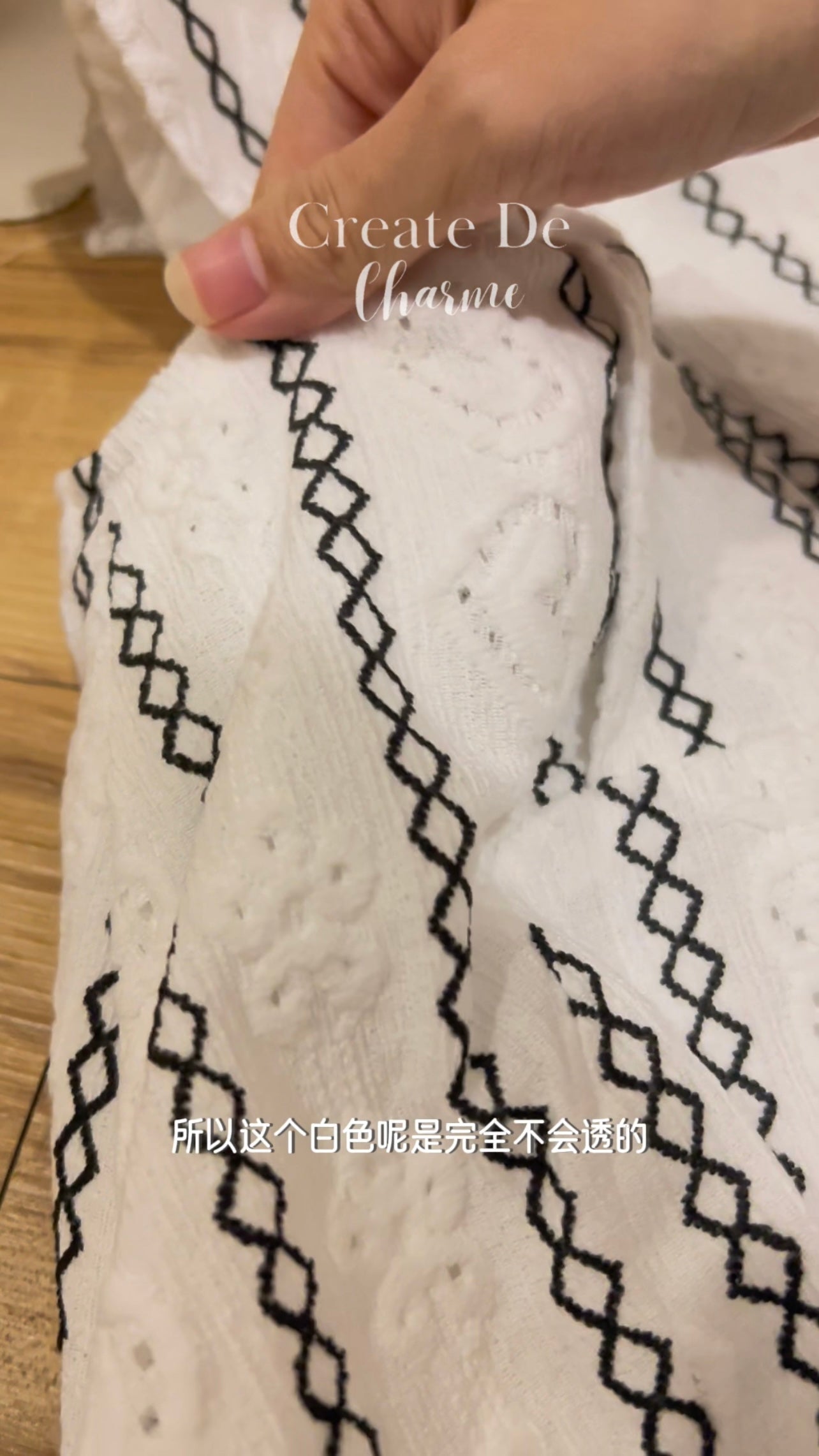 𝘾𝙃𝘼𝙍𝙈𝙀 Rina Dress