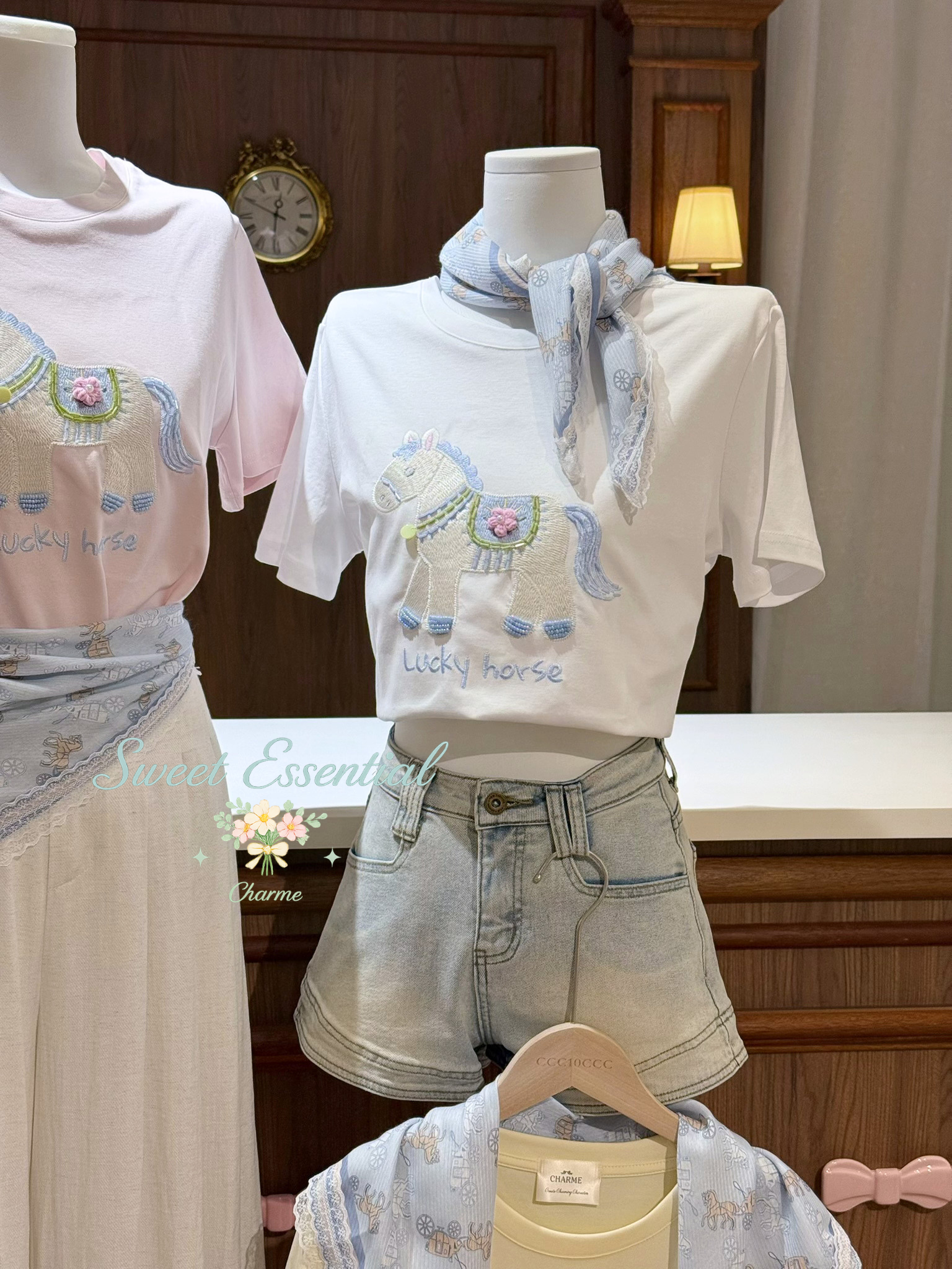 Lucky Horse T-shirt (Free scarf)