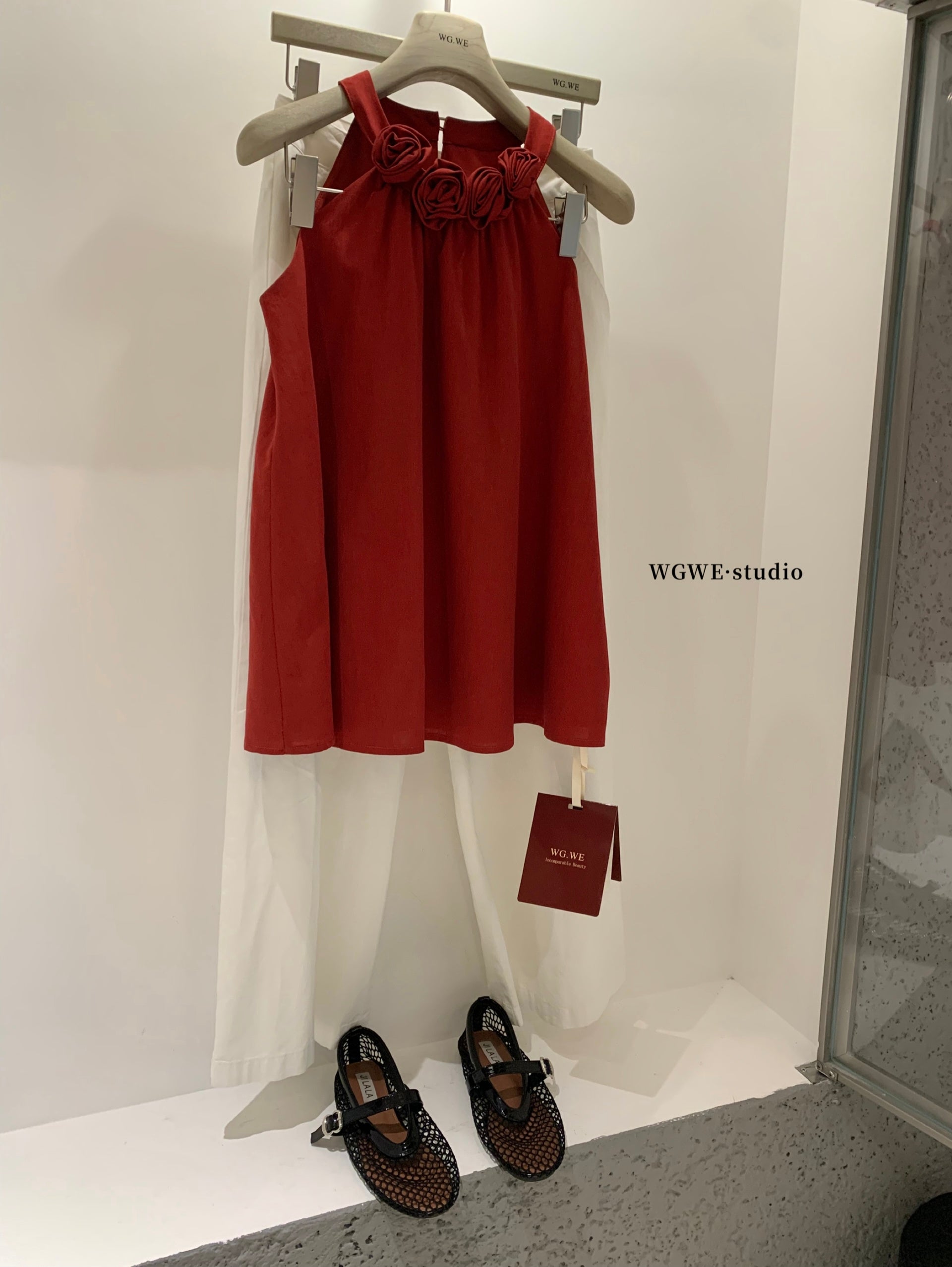 W8907 立体玫瑰挂脖上衣