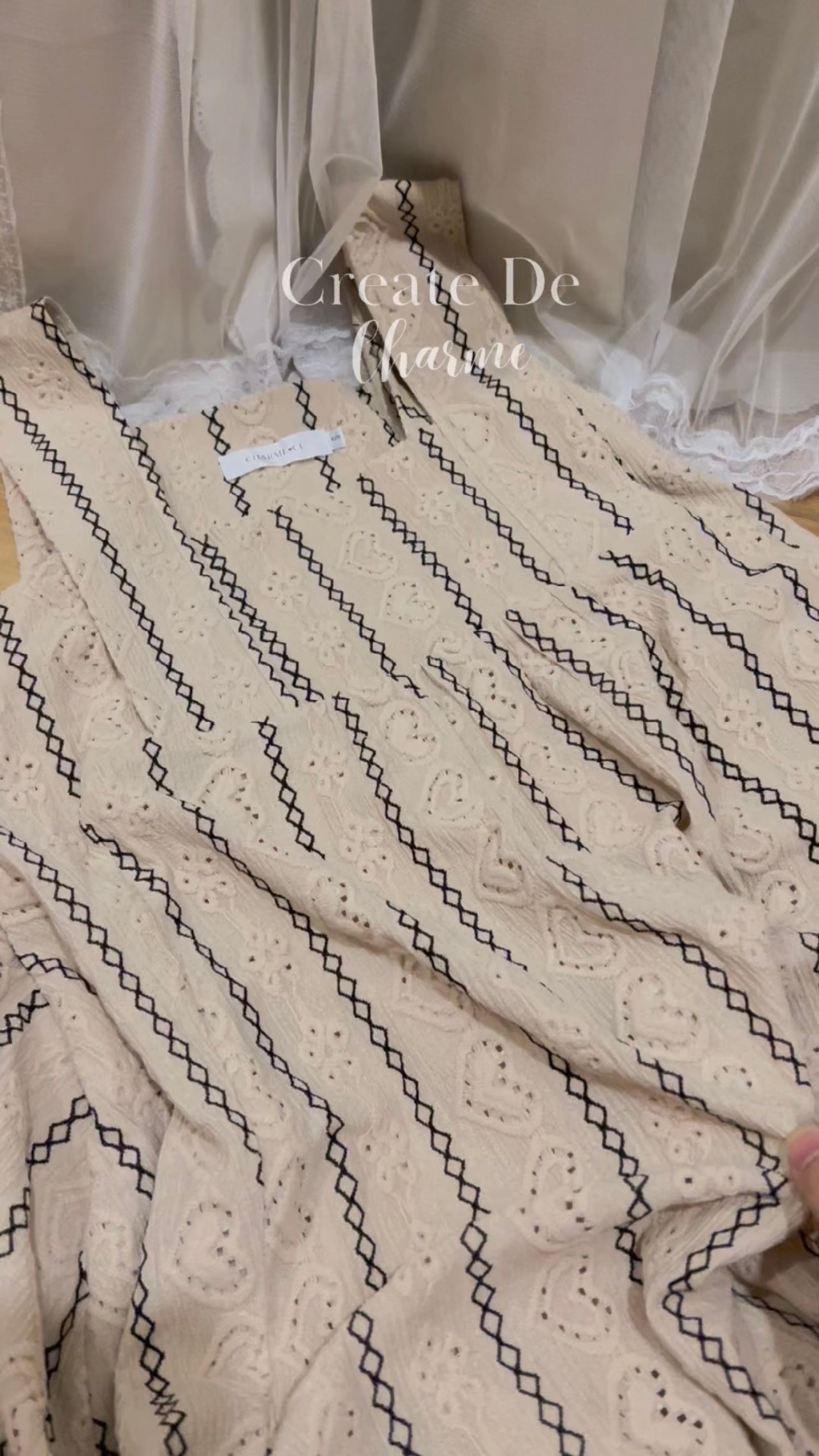 𝘾𝙃𝘼𝙍𝙈𝙀 Rina Dress