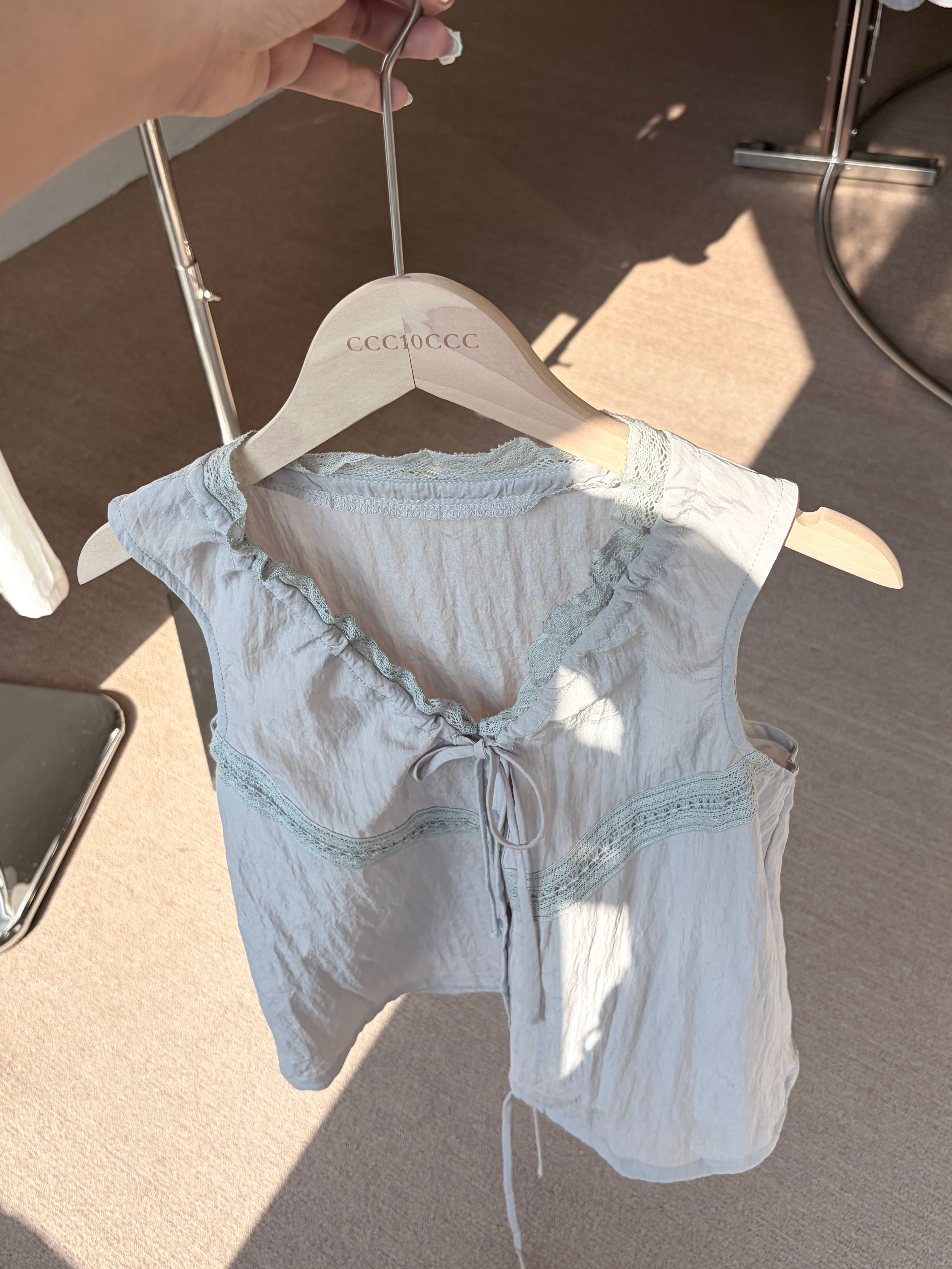 LACE TRIM SLEEVELESS TOP