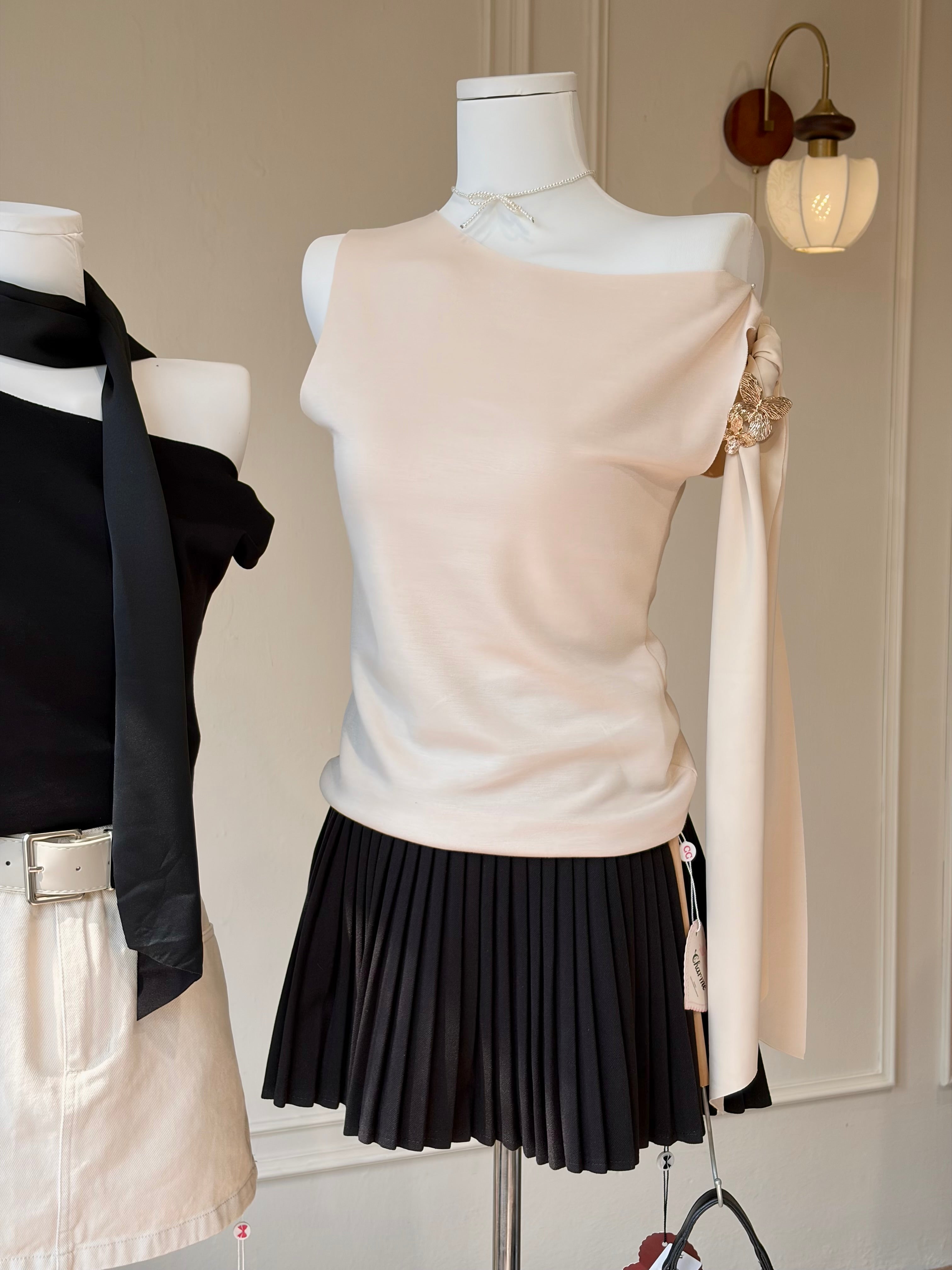 Charme.cc Vivienne Scarf Top - Cream Stretchable Relaxed Fit Top with Draped Scarf Detail

4️⃣ Styling Image
