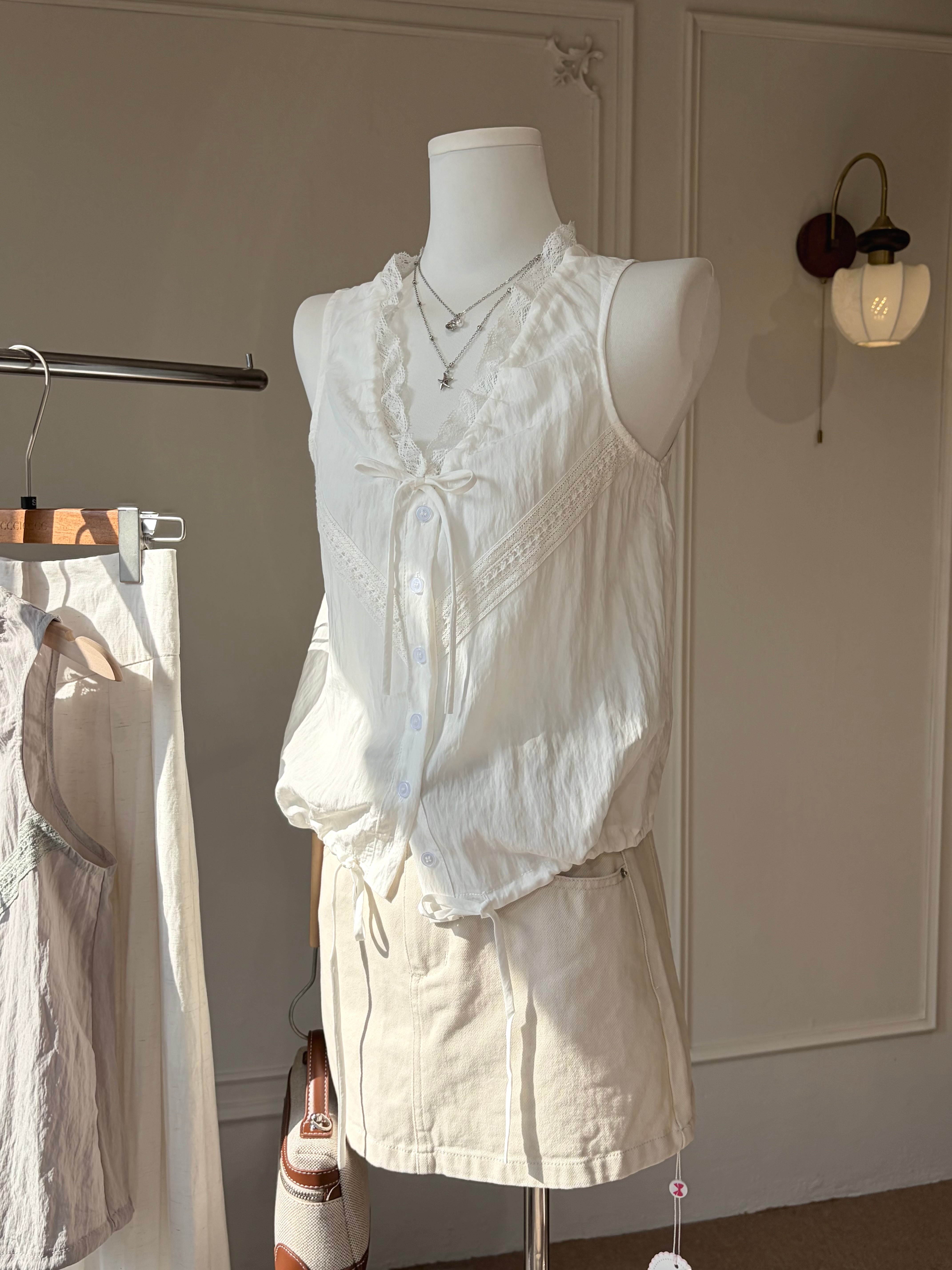 LACE TRIM SLEEVELESS TOP