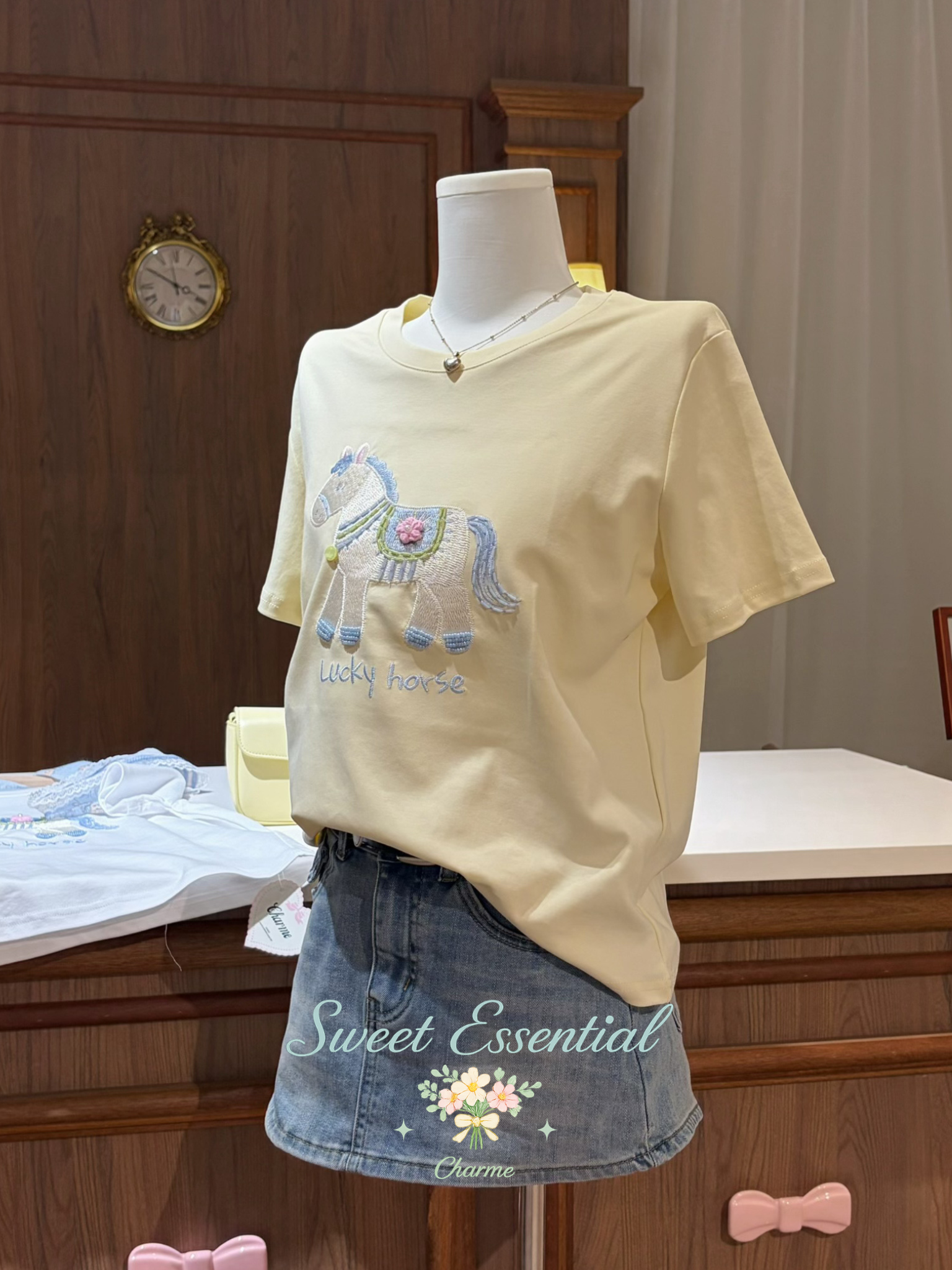 Lucky Horse T-shirt (Free scarf)