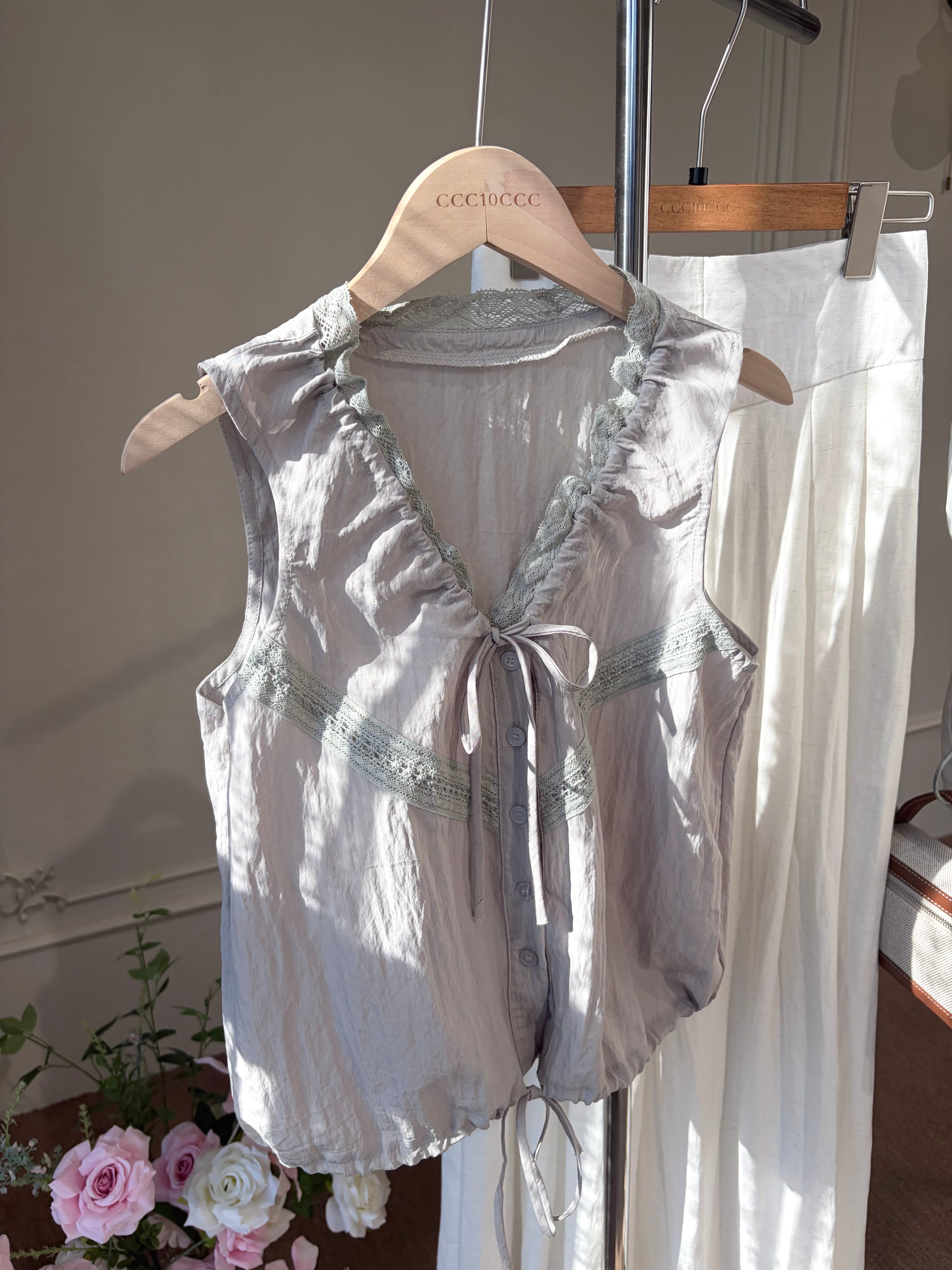 LACE TRIM SLEEVELESS TOP