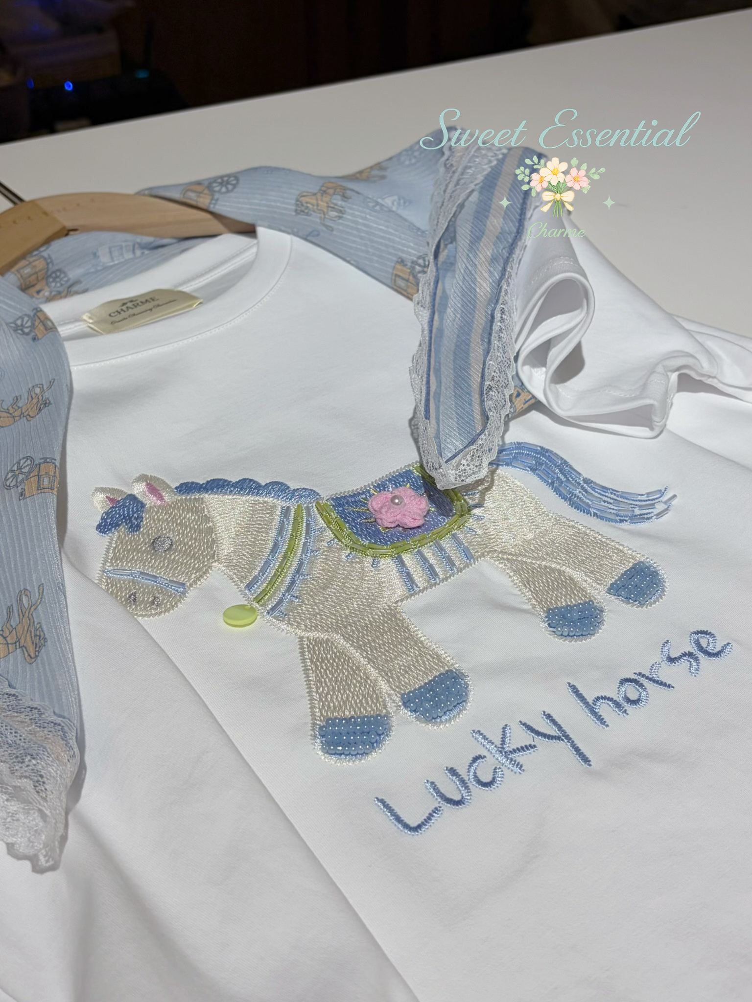 Lucky Horse T-shirt (Free scarf)
