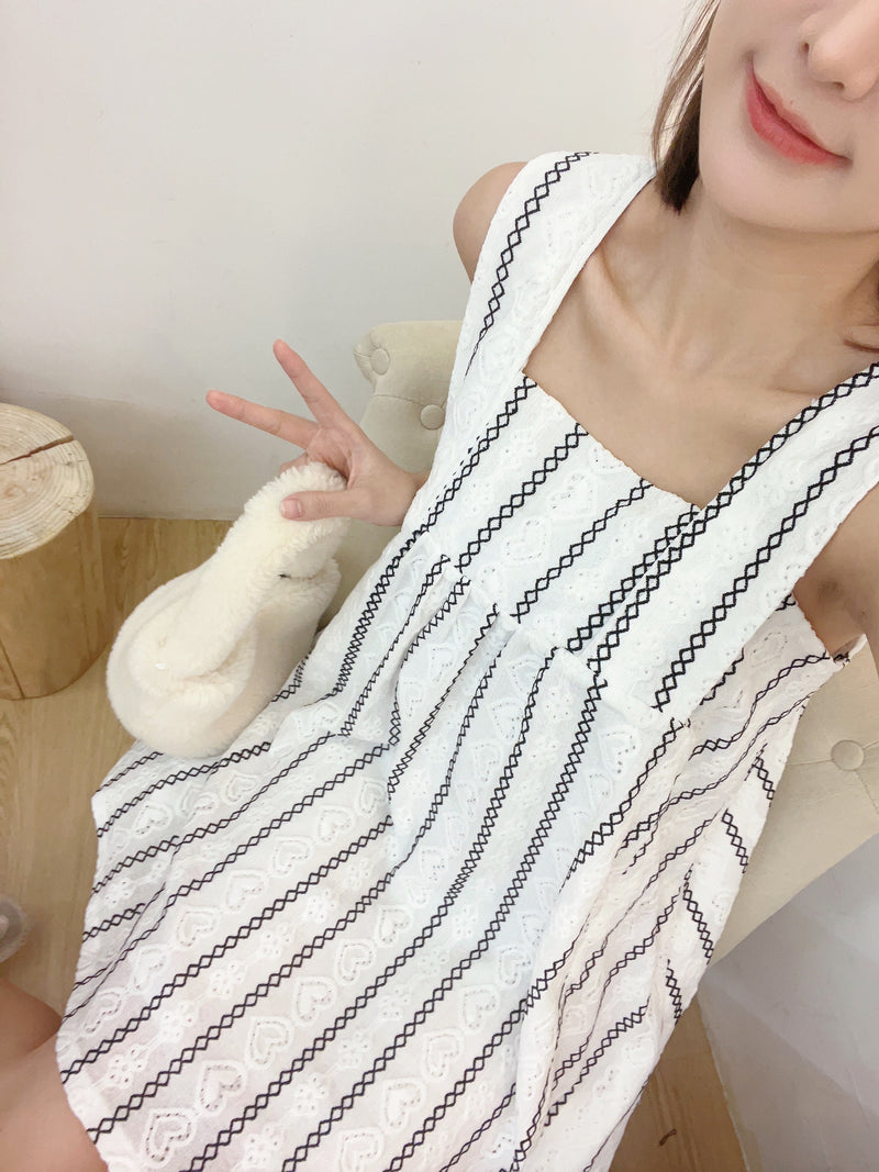 𝘾𝙃𝘼𝙍𝙈𝙀 Rina Dress