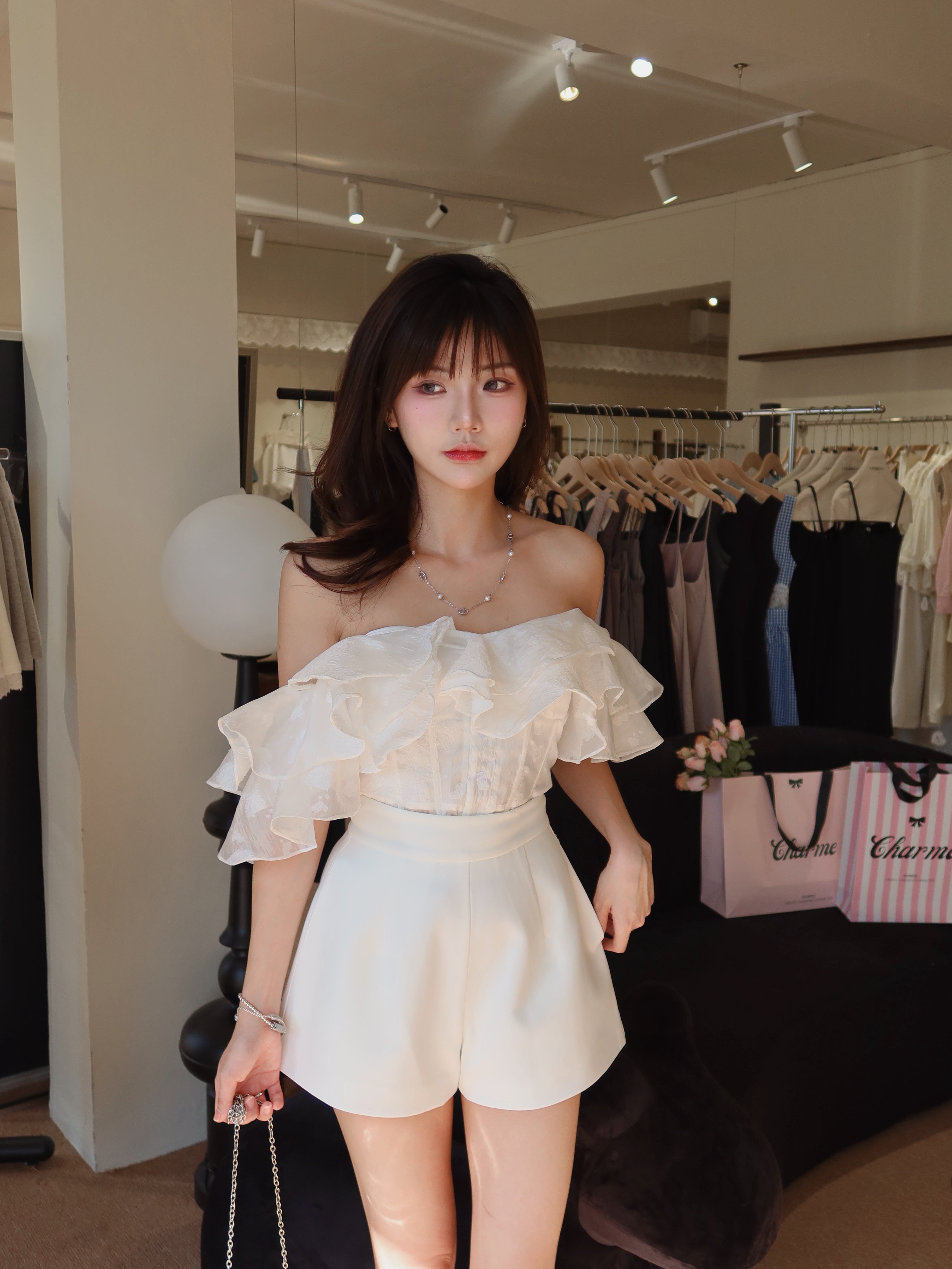 𝘾𝙃𝘼𝙍𝙈𝙀 Waisty Babe Shorts 小蛮腰短裤 (White)