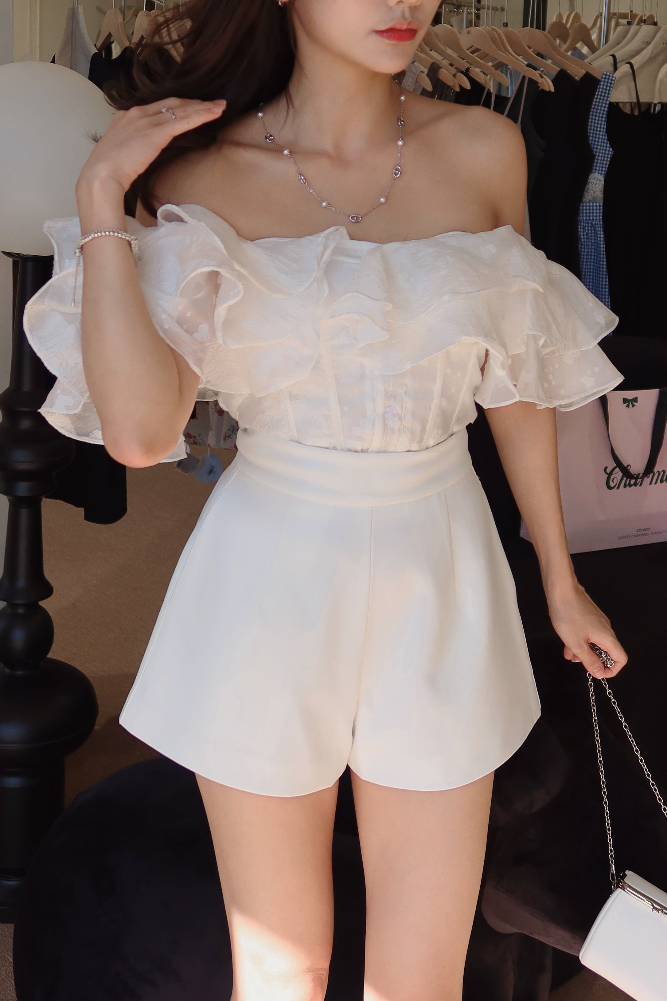 𝘾𝙃𝘼𝙍𝙈𝙀 Waisty Babe Shorts 小蛮腰短裤 (White)